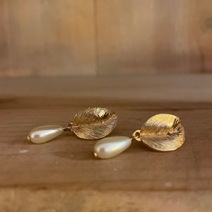 Gold leaf and oval pearl earrings